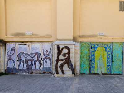 E infine ecco le vicinissime Porta Albania e a Porta Algeria, i cui ingressi sono separati da un pilastro adornato da una figura umana stilizzata